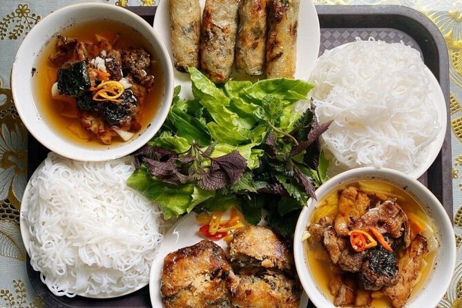 Street Food Tour with a Guide - A street food walk built around the Old Quarter