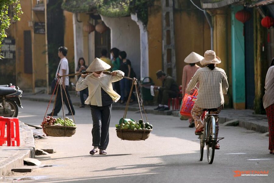 Street Food Walking Tour in Hoi An with 5 Local Tastings - Banh mi for a familiar but local taste