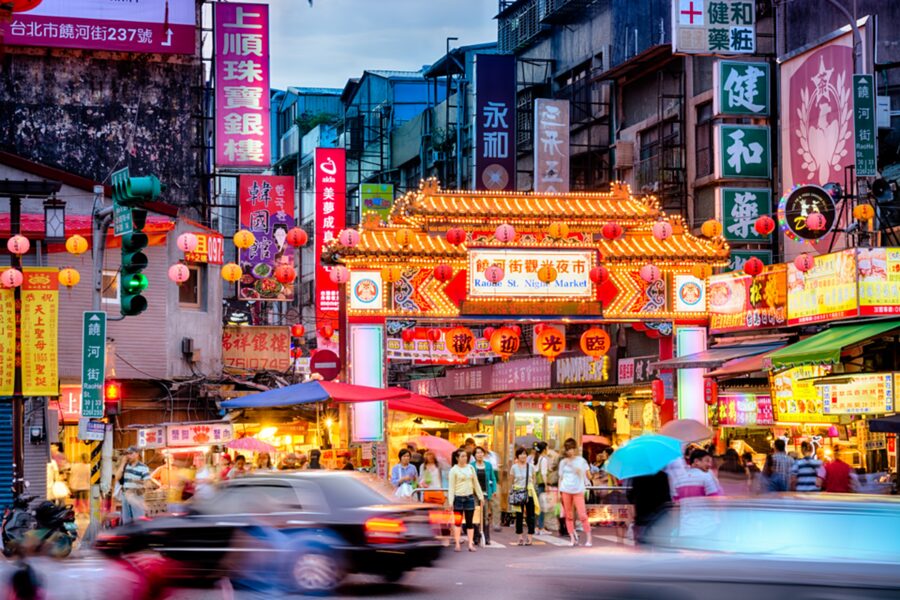 Taipei: 2-Hour Raohe Night Market Walking Tour - What the guide adds to a crowded market