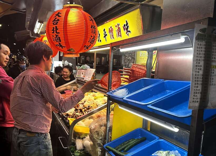 Taipei: Street Food & Hidden Eats Night Market Food Tour - Fried chicken with a local twist