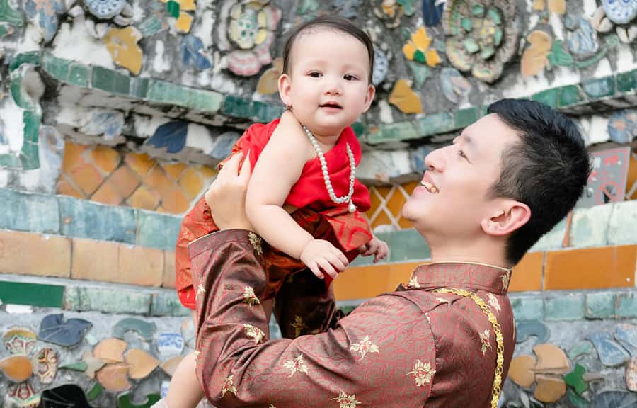 Thai Costume Photographer at Wat Arun/Pho in Bangkok - Small details that improve the session