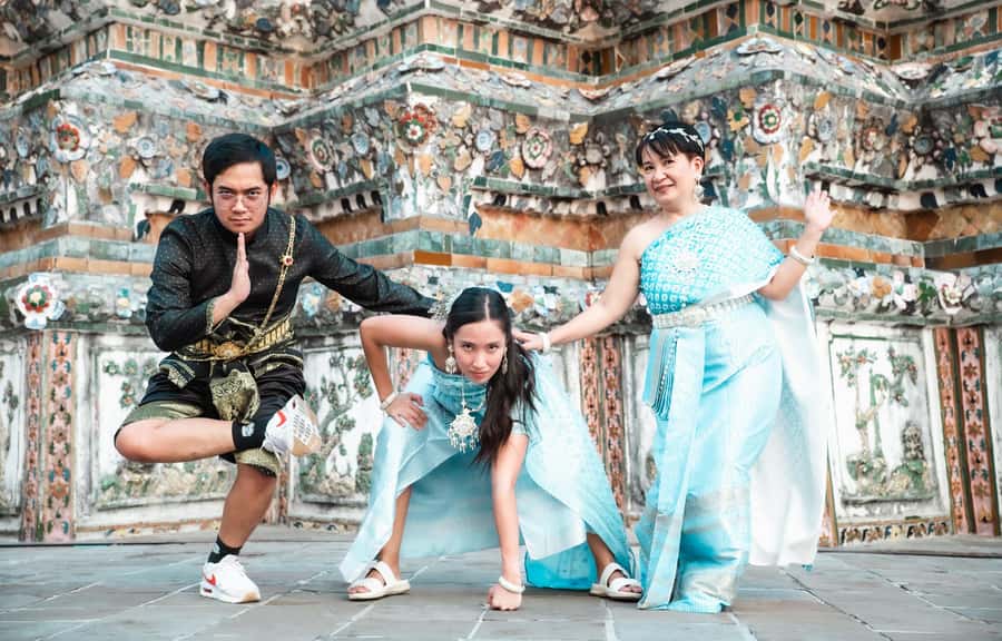Thai Costume Photographer at Wat Arun/Pho in Bangkok - Choosing your Thai costume before the camera comes out