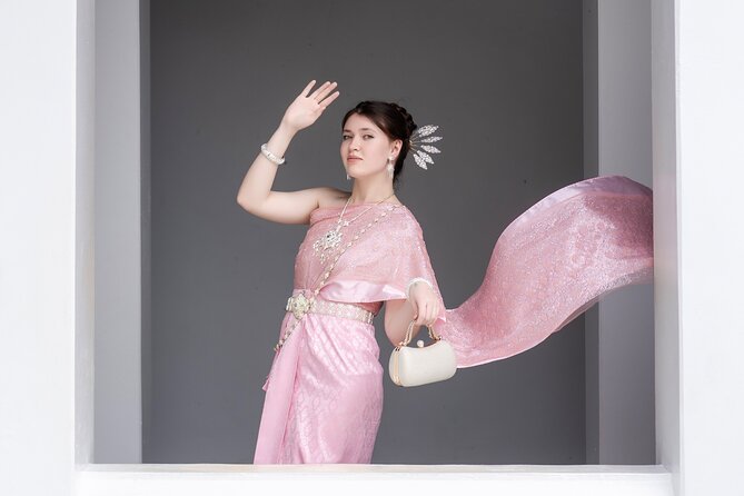 Thai Costume Photography at Wat Arun/Pho Temple: Bangkok - Costume, hair, and makeup choices