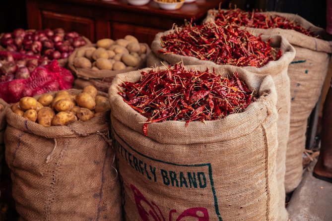 The 10 Tastings of Colombo With Locals: Private Street Food Tour - Tea, pickles, and cassava in Pettah