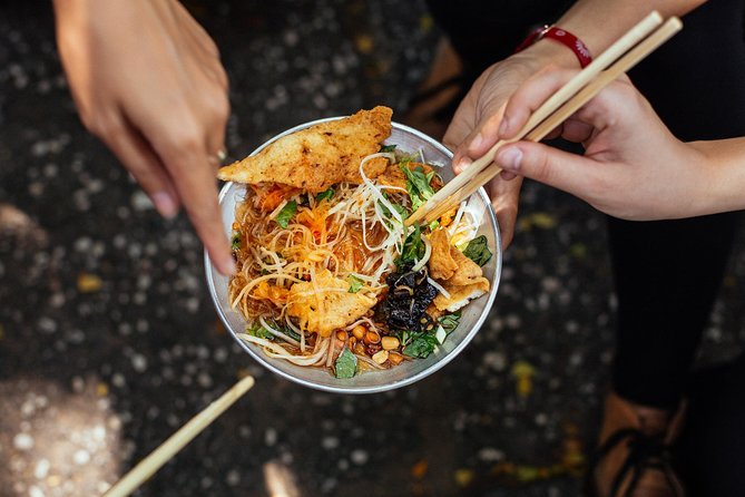 The 10 Tastings of Ho Chi Minh City With Locals: Private Street Food Tour - A temple, a park, and Saigon’s colonial food story
