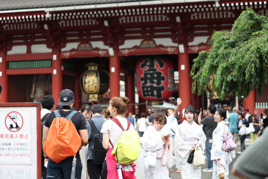 Tokyo: Sensoji Temple & Street Food: Private Tour with guide - Sensoji Temple and the customs behind the visit