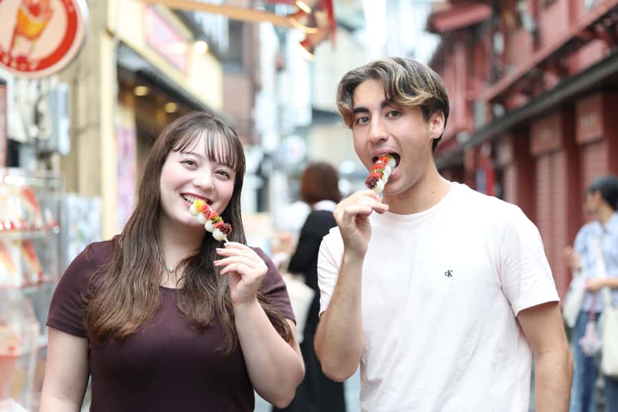 Tokyo: Sensoji Temple & Street Food: Private Tour with guide - Thunder Gate: the dramatic start to Sensoji