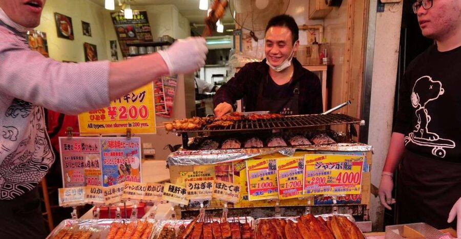 Tokyo: Tsukiji Fish Market Tour with 6 Stops & Seafood Lunch - Five or more tastings in the outer market