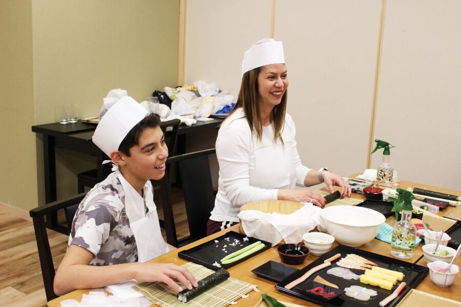 Tokyo: Tsukiji Market Guided Tour & Sushi-Making Experience - Finishing With Japanese Dining Etiquette