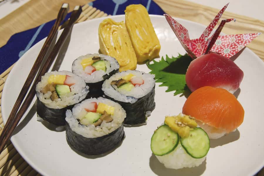 Tokyo: Tsukiji Market Walking Tour & Sushi Cooking Class - Lunch tastes better when you made it