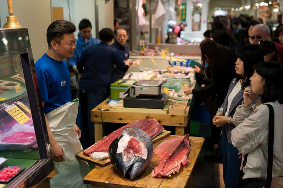 Tokyo: Tsukiji Market Walking Tour & Sushi Cooking Class - How the small group changes the experience