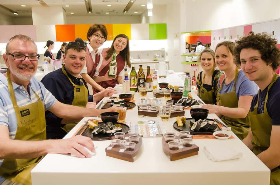 Tokyo: Tsukiji Market Walking Tour & Sushi Cooking Class - Timing, weather, and what to bring