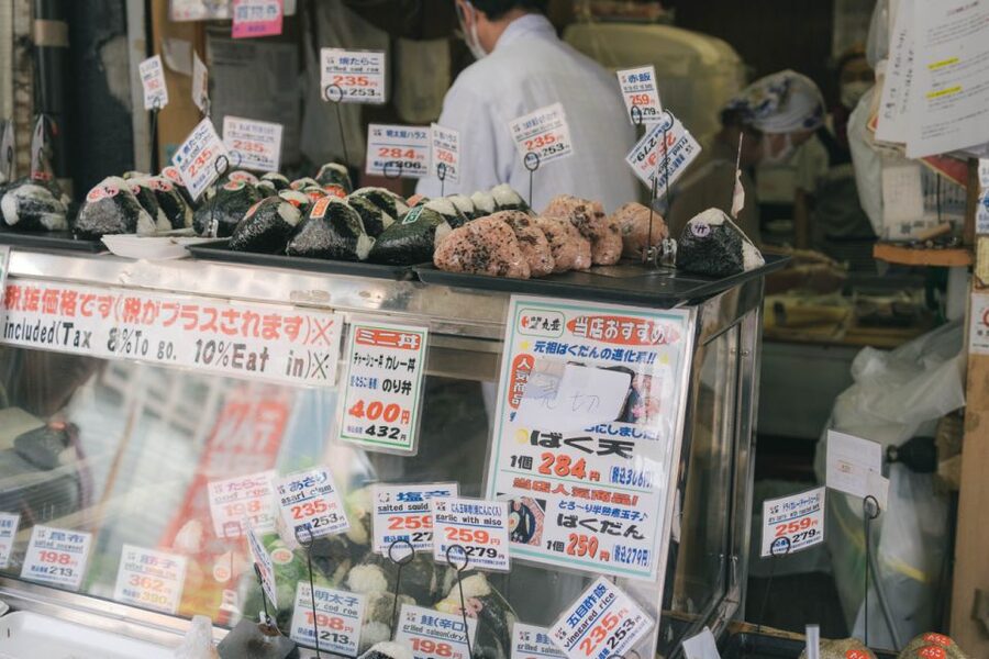Tokyo: Tsukiji walk & sushi private tour with Uni Students - Private group value at $87