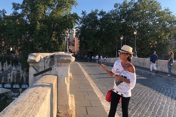 Trastevere Like a Local Food Tour with 7+ Food Tastings & Wines - Vicolo del Moro and the changing mood of Trastevere