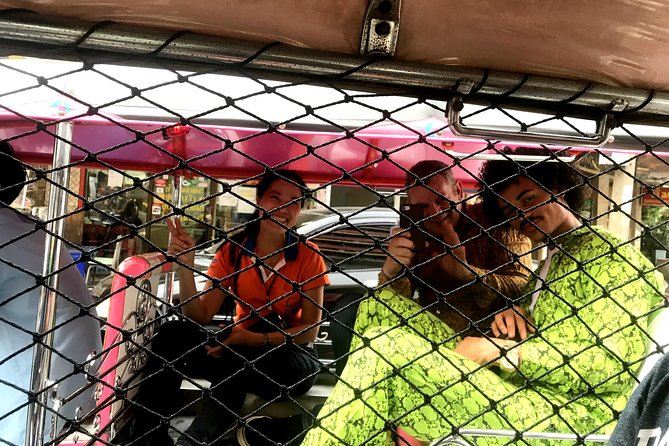 Tuk Tuk Bangkok Private Tour: WW2 Pad Thai, 360-Viewpoint, Chinatown (Pickup) - Pak Khlong Talad and the work behind Thai garlands