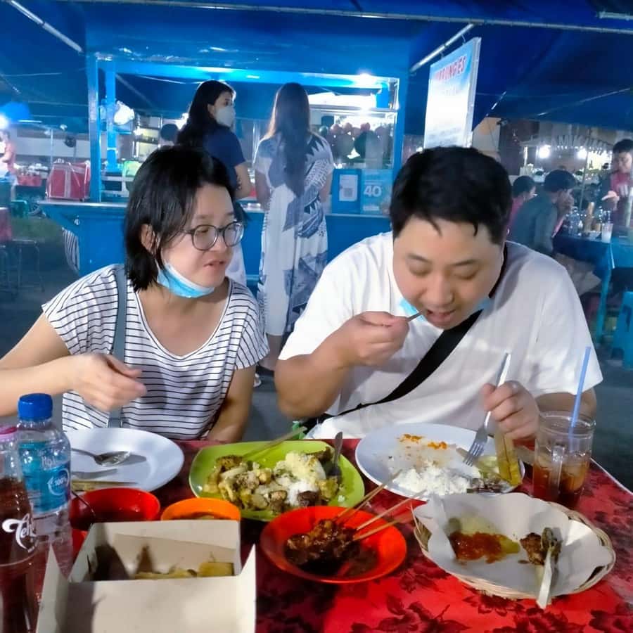 Ubud Traditional Night Market Food Tour-All Inclusive - The opening taste: Balinese cakes and market snacks