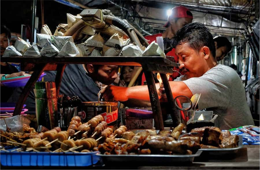 Yogyakarta: Night Walking and Street Food Tasting Tour - Why a night food tour suits Yogyakarta