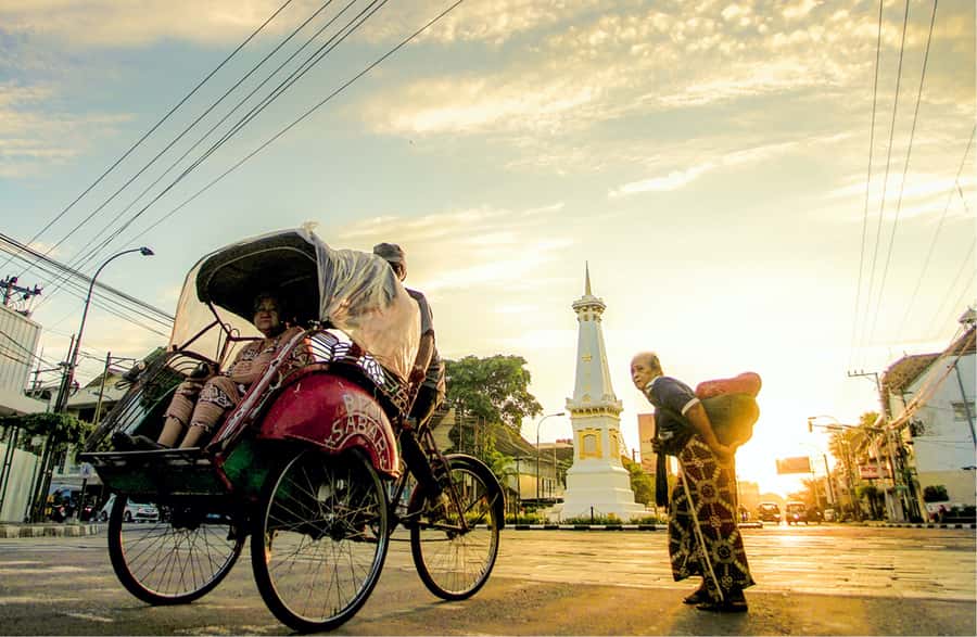 Yogyakarta: Night Walking and Street Food Tasting Tour - Meeting at Tugu and setting off by becak